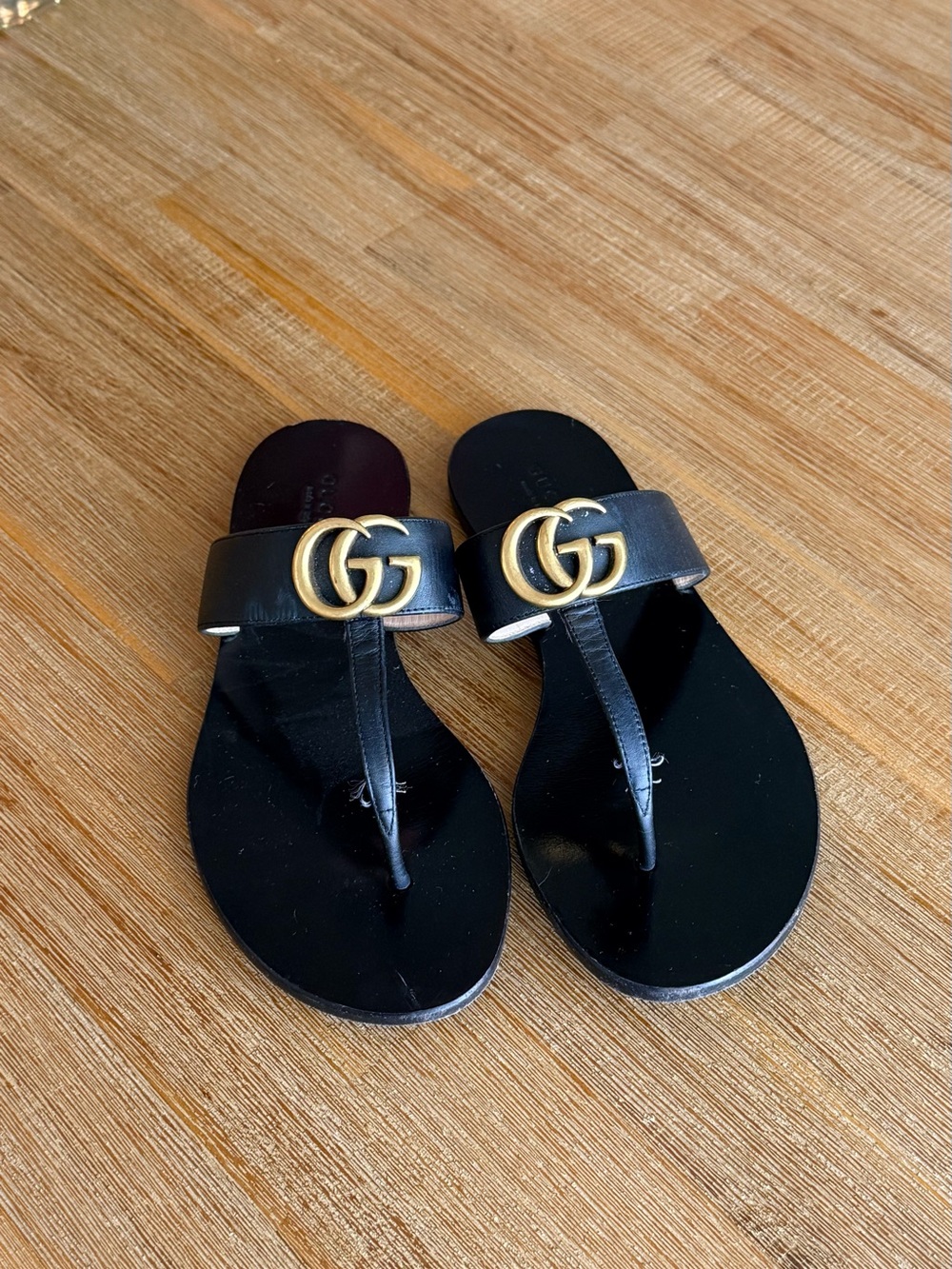 Gucci Black Leather Thong Sandals with Gold Double GG